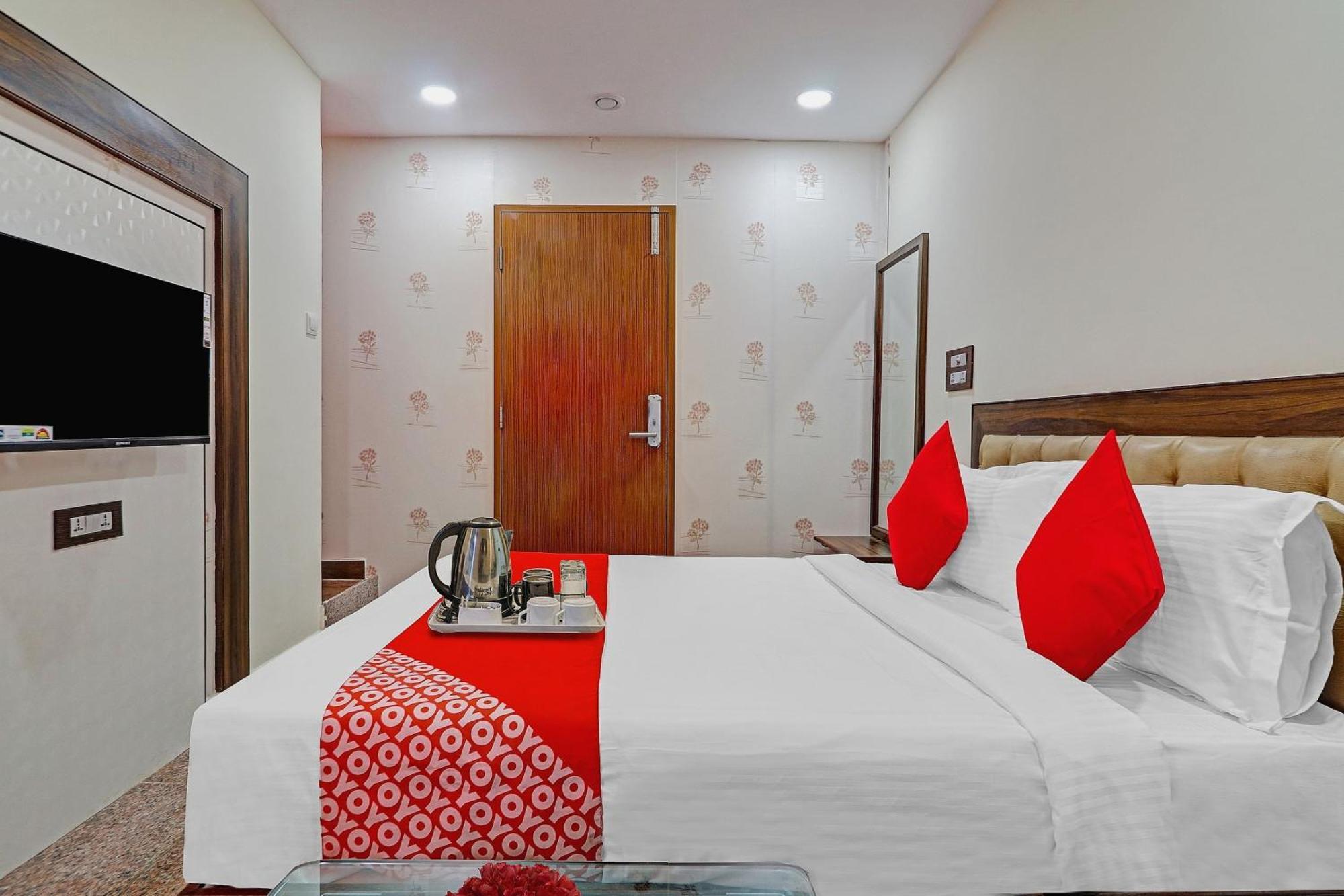Heavens Inn Near Rasoolpura Metro Station Haydarabad Dış mekan fotoğraf