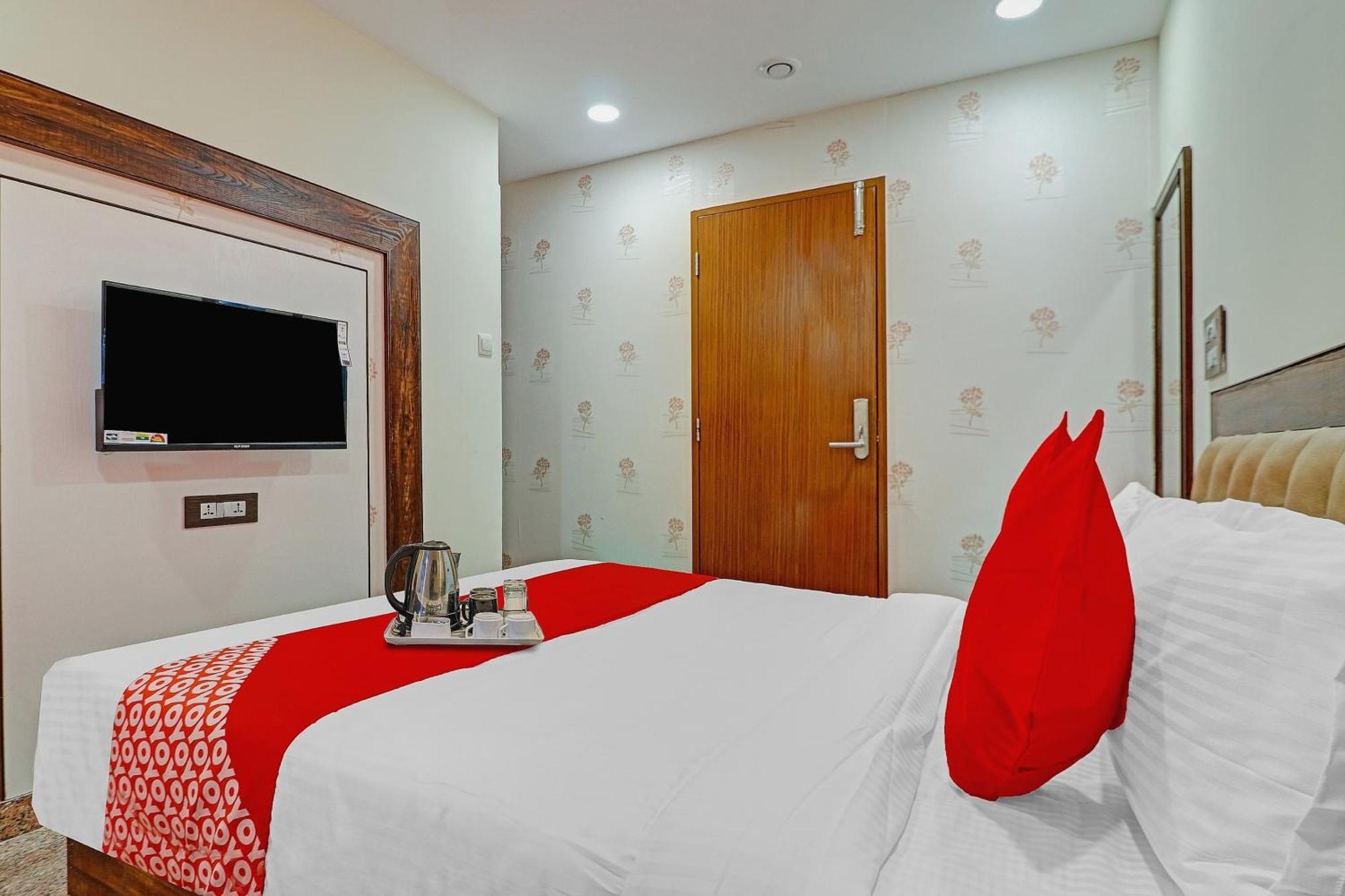 Heavens Inn Near Rasoolpura Metro Station Haydarabad Dış mekan fotoğraf