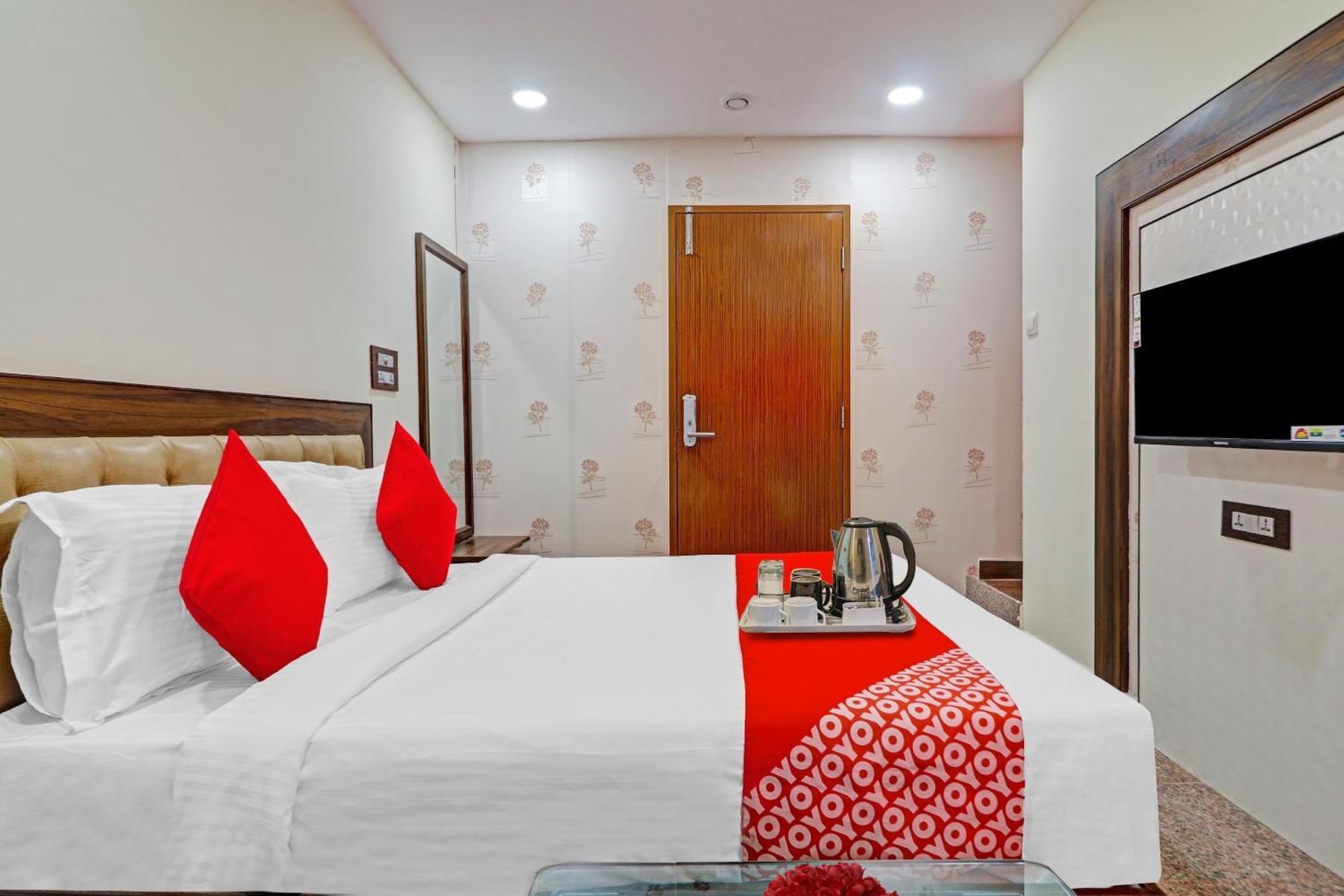 Heavens Inn Near Rasoolpura Metro Station Haydarabad Dış mekan fotoğraf