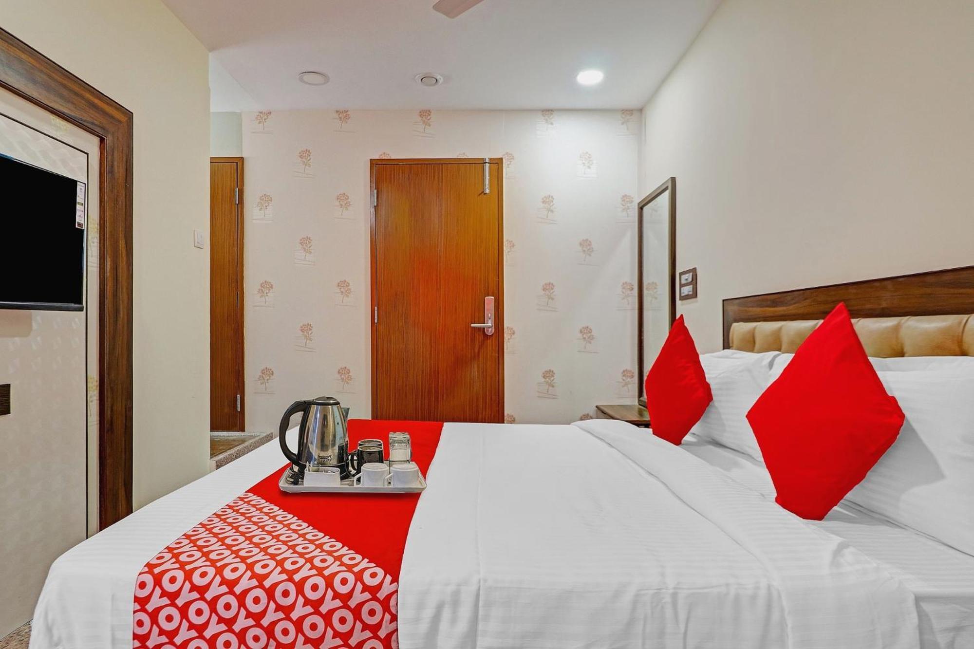 Heavens Inn Near Rasoolpura Metro Station Haydarabad Dış mekan fotoğraf